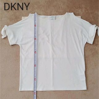 ダナキャランニューヨーク(DKNY)のDKNY  ホワイトカットソー　オープンショルダー(カットソー(半袖/袖なし))