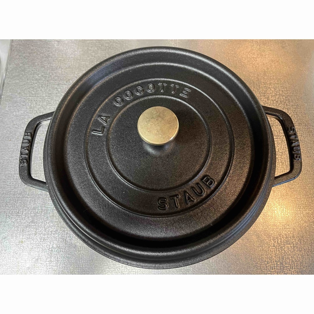 STAUB(ストウブ)のストーブ　staub  LA COCNTTE 人気のブラック　24cm インテリア/住まい/日用品のキッチン/食器(鍋/フライパン)の商品写真