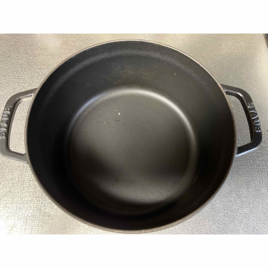 STAUB(ストウブ)のストーブ　staub  LA COCNTTE 人気のブラック　24cm インテリア/住まい/日用品のキッチン/食器(鍋/フライパン)の商品写真