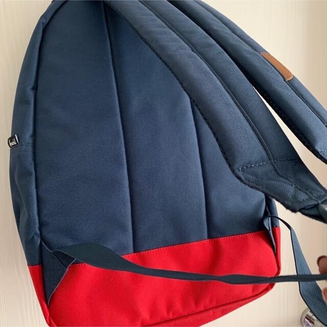 HERSCHEL(ハーシェル)のハーシェルサプライ　リュック  バックパック　ネイビー　レッド レディースのバッグ(リュック/バックパック)の商品写真