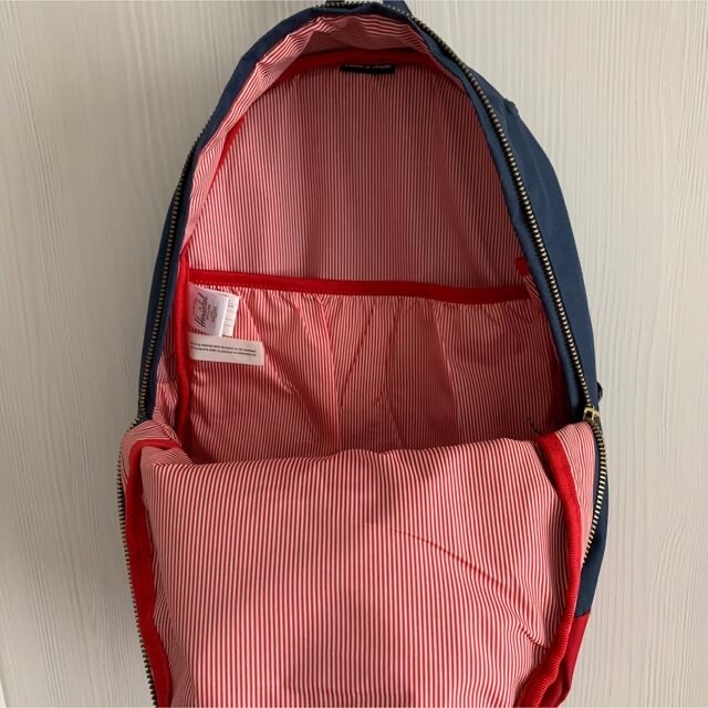 HERSCHEL(ハーシェル)のハーシェルサプライ　リュック  バックパック　ネイビー　レッド レディースのバッグ(リュック/バックパック)の商品写真