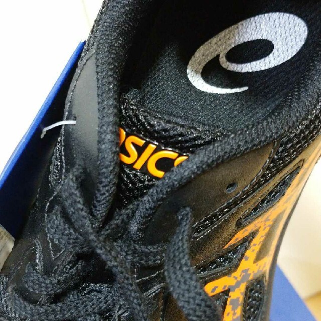 asics(アシックス)のアシックス　asics　ウィンジョブ CP106　ブラック×オレンジホップ　25 メンズの靴/シューズ(その他)の商品写真