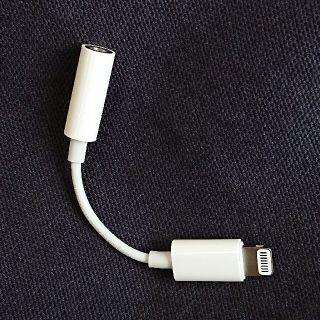 アップル(Apple)のアップル純正　lightning 3.5mmプラグ イヤホンジャック アダプター(ストラップ/イヤホンジャック)