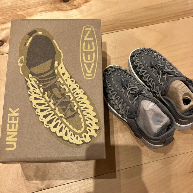 KEEN(キーン)の【新品未使用】KEEN UNEEK02 キーン　子供　サンダル　グレー　17㎝ キッズ/ベビー/マタニティのキッズ靴/シューズ(15cm~)(サンダル)の商品写真