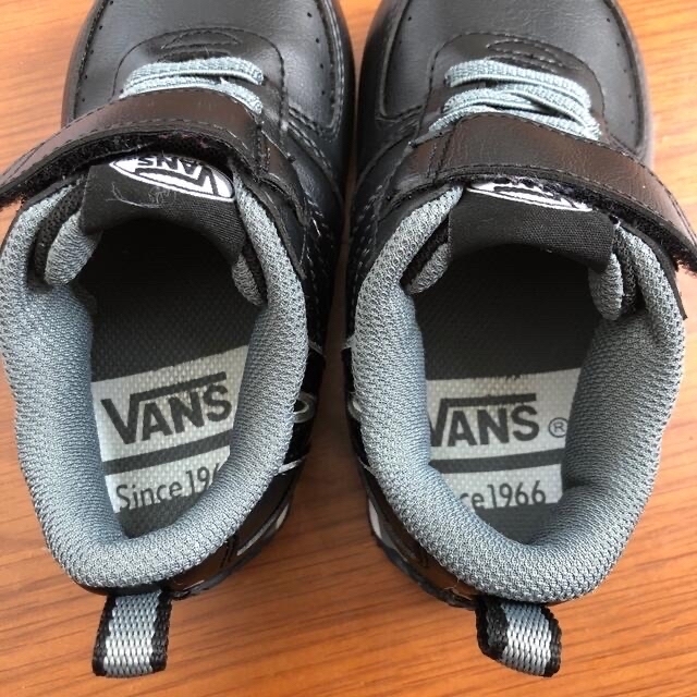 VANS(ヴァンズ)のvans スニーカー　16 キッズ　シューズ　靴　ブラック　シンプル　15.5 キッズ/ベビー/マタニティのキッズ靴/シューズ(15cm~)(スニーカー)の商品写真
