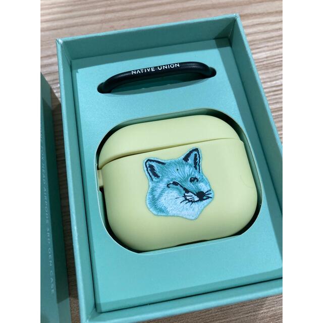 MAISON KITSUNE'(メゾンキツネ)のMAISON KITSUNE Air pods case イエロー スマホ/家電/カメラのスマホアクセサリー(その他)の商品写真