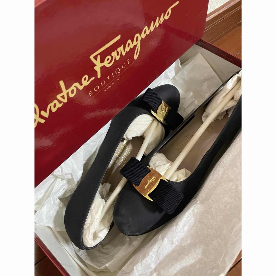 Salvatore Ferragamo(サルヴァトーレフェラガモ)のフェラガモ ヴァラ ネイビー ヌバックカーフ 23cm レディースの靴/シューズ(ハイヒール/パンプス)の商品写真