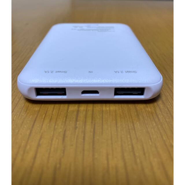 3COINS(スリーコインズ)のモバイルバッテリー5000mAh USB2個口 スマホ/家電/カメラのスマートフォン/携帯電話(バッテリー/充電器)の商品写真