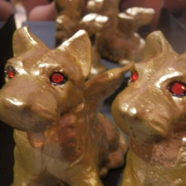 ほぼほぼハンドメイドになりますGold Gargoyle Dog with red eyes ガーゴイルドッグ