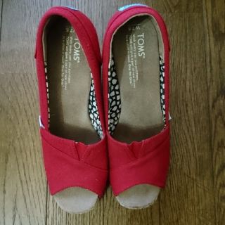 トムズ(TOMS)の【お値下げしました】TOMS トムズ ウェッジシューズ　赤　 7.5(サンダル)