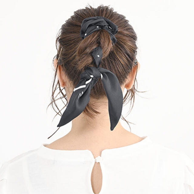 MARY QUANT(マリークワント)のマリークワント　スカーフ付きシュシュ　黒　ドット柄 レディースのヘアアクセサリー(ヘアゴム/シュシュ)の商品写真