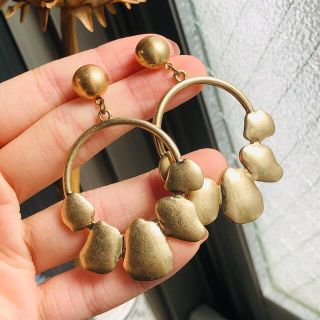 ビームス(BEAMS)の大ぶり つや消し ゴールド ピアス(ピアス)