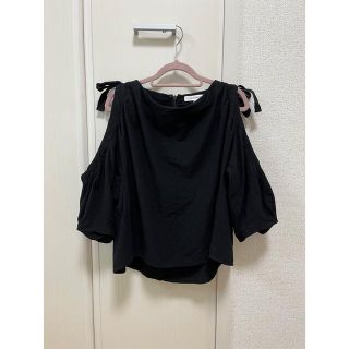 マウジー(moussy)のショルダーオープンクレープトップ(カットソー(半袖/袖なし))