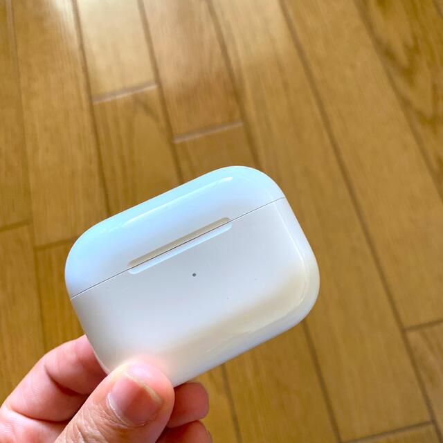 Apple(アップル)の【AirPods Pro】充電ケースのみ　動作確認済み スマホ/家電/カメラのオーディオ機器(ヘッドフォン/イヤフォン)の商品写真