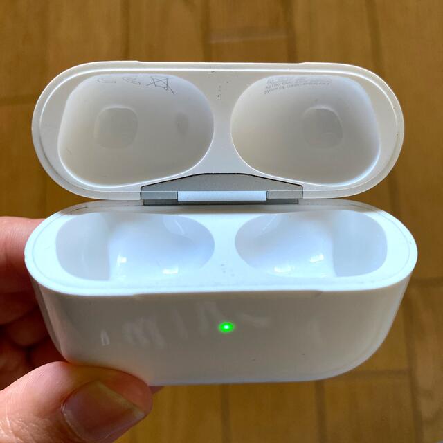 Apple(アップル)の【AirPods Pro】充電ケースのみ　動作確認済み スマホ/家電/カメラのオーディオ機器(ヘッドフォン/イヤフォン)の商品写真