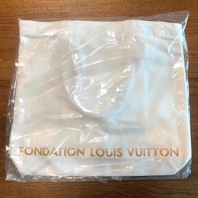 LOUIS VUITTON(ルイヴィトン)のフォンダシオン ルイヴィトン トートバッグ ポケット付 白 ルイヴィトン美術館 レディースのバッグ(トートバッグ)の商品写真