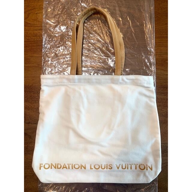 LOUIS VUITTON(ルイヴィトン)のフォンダシオン ルイヴィトン トートバッグ ポケット付 白 ルイヴィトン美術館 レディースのバッグ(トートバッグ)の商品写真