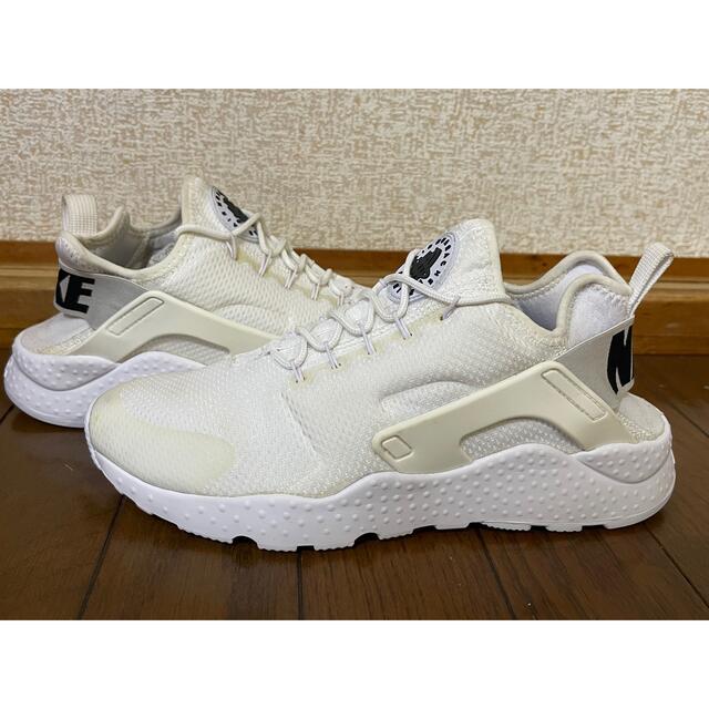 NIKE(ナイキ)のNIKE WMNS AIR HUARACHE RUN ULTRA 25.0cm レディースの靴/シューズ(スニーカー)の商品写真