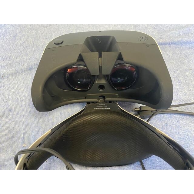 PlayStation VR(プレイステーションヴィーアール)のPlayStation VR（CUHJ-16001）+ ソフト3本 エンタメ/ホビーのゲームソフト/ゲーム機本体(家庭用ゲーム機本体)の商品写真