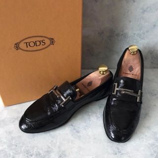 トッズ(TOD'S)の313 TOD’S トッズ ダブルT　エナメル シボ皮 長谷川京子愛用ブランド(ローファー/革靴)