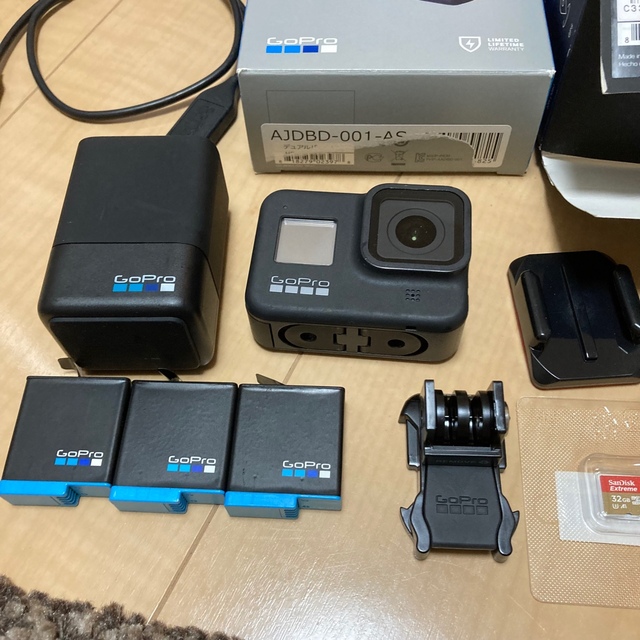 GoPro(ゴープロ)のgopro hero8 本体　MicroSD 保証書 ダイビングハウジング付き スマホ/家電/カメラのカメラ(ビデオカメラ)の商品写真