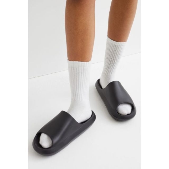 H&M(エイチアンドエム)の2点セット！H&M Slides サンダル 黒 ベージュ カーキ メンズの靴/シューズ(サンダル)の商品写真