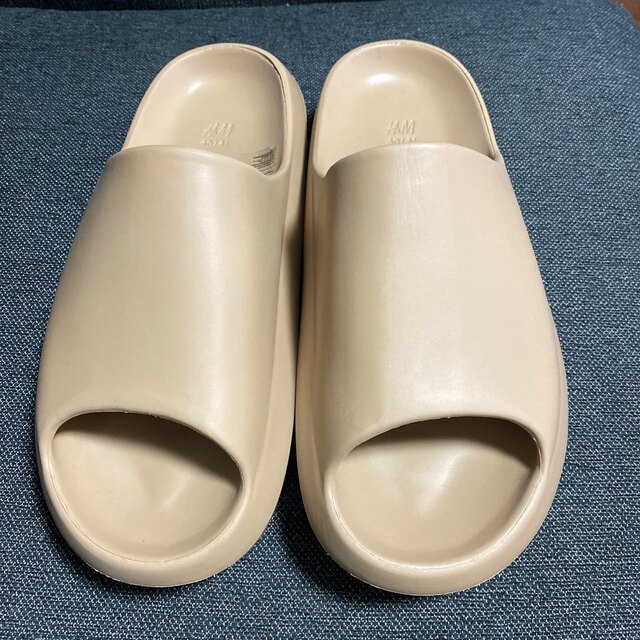 H&M(エイチアンドエム)の2点セット！H&M Slides サンダル 黒 ベージュ カーキ メンズの靴/シューズ(サンダル)の商品写真