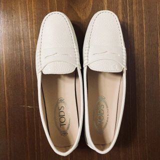 トッズ(TOD'S)のTOD’S 新品未使用レザー ゴンミーニドライビングシューズ•ホワイト(ローファー/革靴)