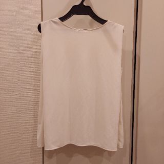 ユニクロ(UNIQLO)のユニクロ　ノースリーブ白トップス(カットソー(半袖/袖なし))