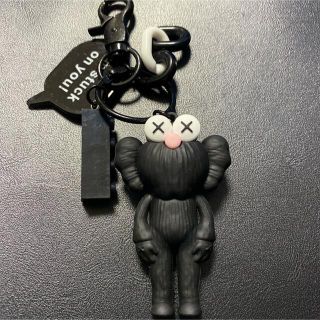 セサミストリート×kaws【黒】キーホルダー　カウズ　 バッグホルダー(キーホルダー)