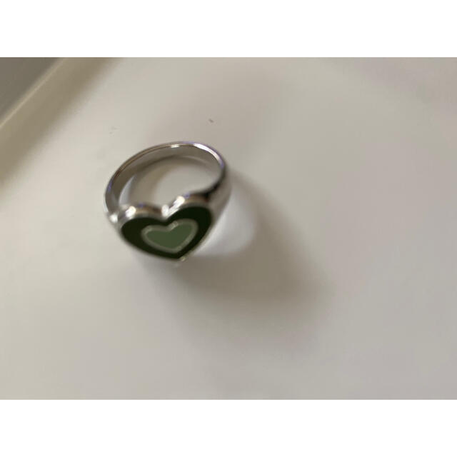 グリーンのかわいいリング  4  ハート。 レディースのアクセサリー(リング(指輪))の商品写真