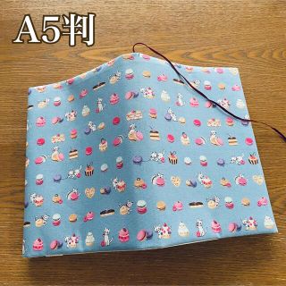 A5判　ブックカバー　スイーツとネコ　ハンドメイド(ブックカバー)