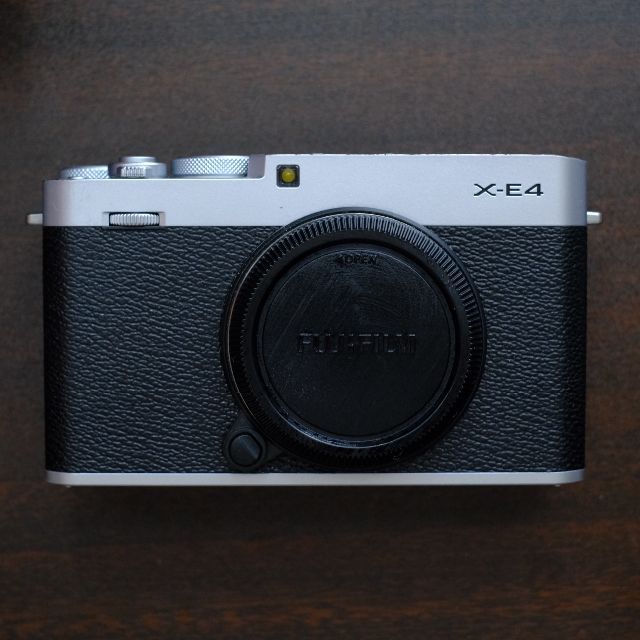 富士フイルム(フジフイルム)のFUJIFILM X-E4 本体 シルバー スマホ/家電/カメラのカメラ(ミラーレス一眼)の商品写真