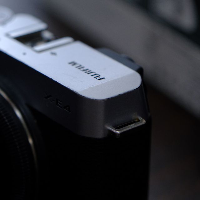 富士フイルム(フジフイルム)のFUJIFILM X-E4 本体 シルバー スマホ/家電/カメラのカメラ(ミラーレス一眼)の商品写真
