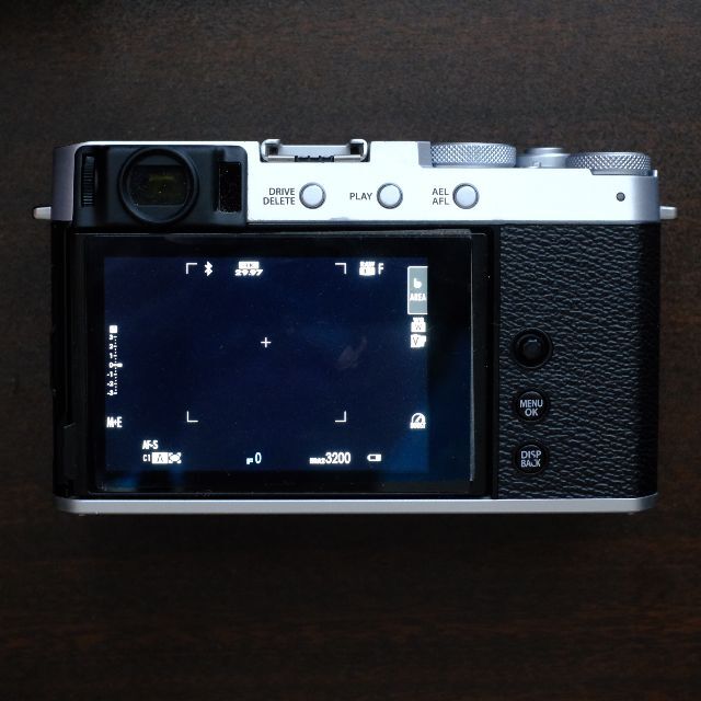 富士フイルム(フジフイルム)のFUJIFILM X-E4 本体 シルバー スマホ/家電/カメラのカメラ(ミラーレス一眼)の商品写真