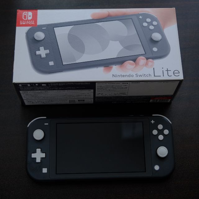 任天堂(ニンテンドウ)のNintendo Switch Lite グレー 本体 エンタメ/ホビーのゲームソフト/ゲーム機本体(携帯用ゲーム機本体)の商品写真