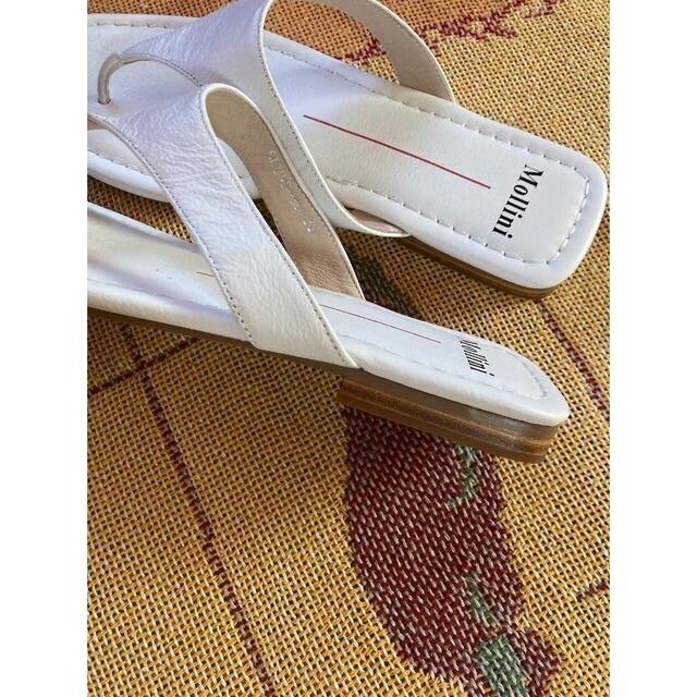 JOURNAL STANDARD(ジャーナルスタンダード)のお値下げ♡Mollini モリーニ✨White leatherペタンコサンダル レディースの靴/シューズ(サンダル)の商品写真