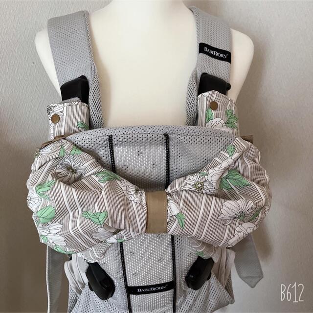 BABYBJORN(ベビービョルン)の抱っこ紐フードカバー＆よだれカバーセット　ハンドメイド　リバーシブル　花柄 キッズ/ベビー/マタニティの外出/移動用品(抱っこひも/おんぶひも)の商品写真