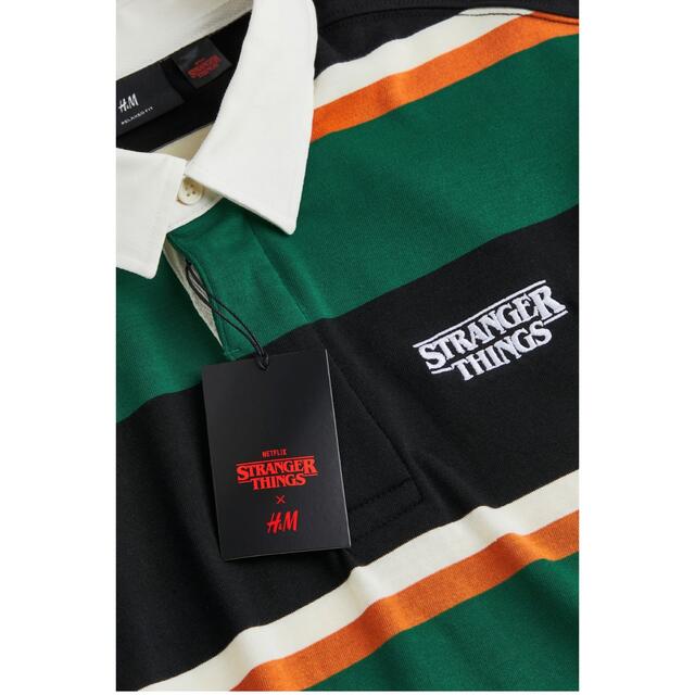 H&M(エイチアンドエム)の希少 Stranger Things 4 Hawkins ラガーシャツ メンズのトップス(Tシャツ/カットソー(七分/長袖))の商品写真