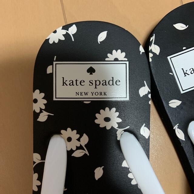 kate spade new york(ケイトスペードニューヨーク)のケイトスペード　レディース　ビーチサンダル　黒白＆フラワー レディースの靴/シューズ(ビーチサンダル)の商品写真