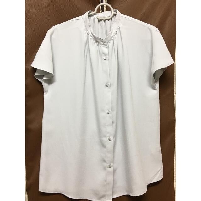 GU(ジーユー)の美品 GU エアリーバンドカラーシャツ(半袖) XS ライトグレー レディースのトップス(シャツ/ブラウス(半袖/袖なし))の商品写真