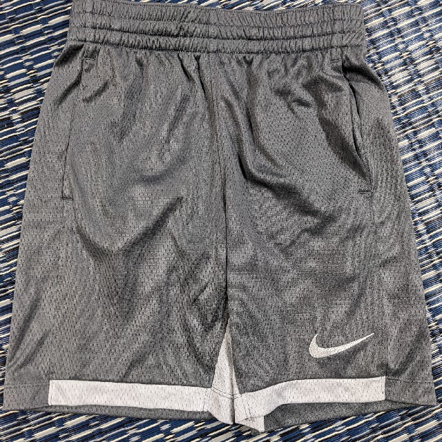 NIKE(ナイキ)のNIKE　ドライメッシュ　 ハーフパンツ　グレー　130-140 キッズ/ベビー/マタニティのキッズ服男の子用(90cm~)(パンツ/スパッツ)の商品写真