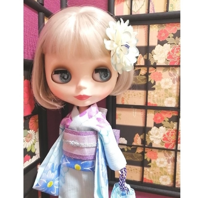 Takara Tomy(タカラトミー)の【夢人屋呉服店】ブライス　浴衣　着物　爽やかな大輪のお花柄(水色)　下駄付き ハンドメイドのぬいぐるみ/人形(人形)の商品写真