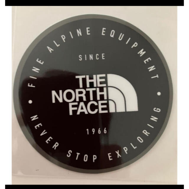 THE NORTH FACE(ザノースフェイス)の【未開封新品】ノースフェイス　ステッカー　シール　黒色　耐水性　直径65mm  レディースのファッション小物(その他)の商品写真