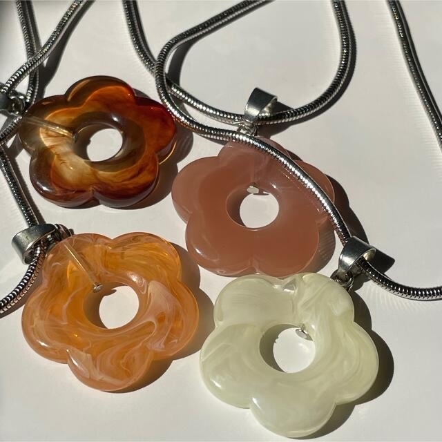 flower marble healing necklace -caramel- ハンドメイドのアクセサリー(ネックレス)の商品写真