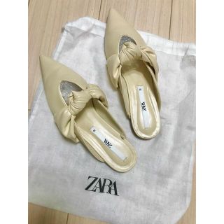 ザラ(ZARA)の【レア・完売品】ザラ　ZARA リボンフラットミュール　パンプス　白　36サイズ(サンダル)