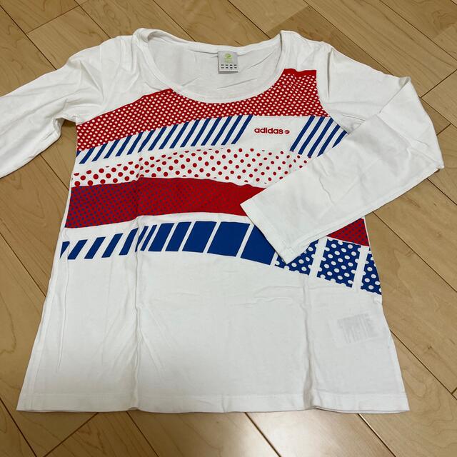 adidas(アディダス)のadidas neo ロングTシャツ(白×柄) スポーツ/アウトドアのスポーツ/アウトドア その他(その他)の商品写真