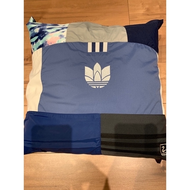 adidas(アディダス)の【一点物】adidas remake cushion２個セット インテリア/住まい/日用品のインテリア/住まい/日用品 その他(その他)の商品写真