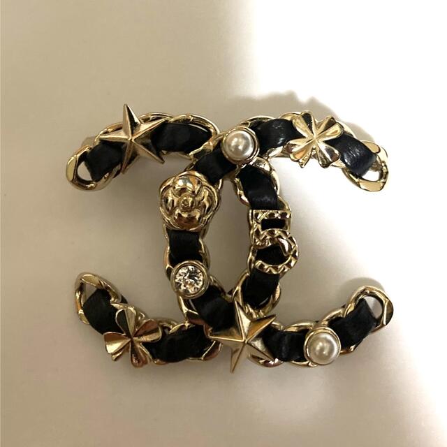 CHANEL(シャネル)のシャネル CHANEL 今期購入 完売ブローチ レディースのアクセサリー(ブローチ/コサージュ)の商品写真