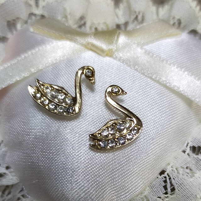 新品 美品  🦢白鳥 ピンブローチ🦢  2個セット《ヴィンテージ》 レディースのアクセサリー(ブローチ/コサージュ)の商品写真